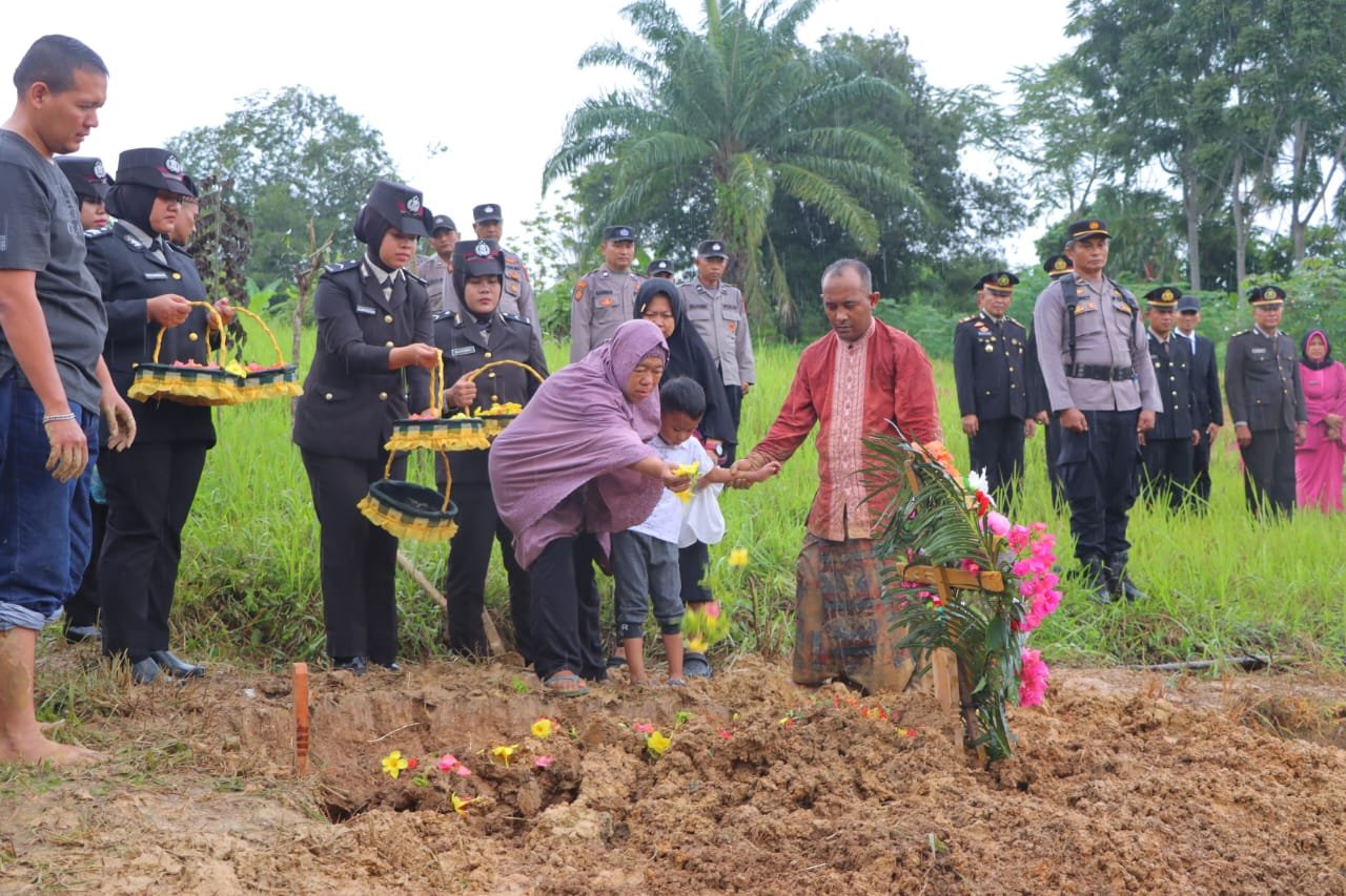 Kapolres Aceh Tamiang Beri Penghormatan Terakhir Pada Anggotanya Almarhum Aipda Ahmad Abrar Di Pemakaman